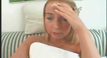 തറയിൽ പെൺകുട്ടി സജീവമായി വിരൽ തൊലിയും കുമ്മായം