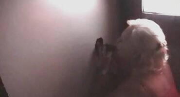 മിൽഫ് ഇൻ സ്റ്റോക്കിംഗ്സ് ആൺകുട്ടിയുടെ കോഴി കുലുക്കുന്നു