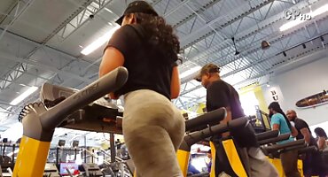 കഴുതയ്ക്ക് ഭയങ്കര വിശപ്പുണ്ട് - അവൾ ചിരിച്ചുകൊണ്ട് ലിംഗം വിറയ്ക്കുന്നു