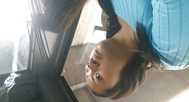 ഒരു അപരിചിതന്റെ കഴുതയെ നക്കി, കാറിൽ കീഴടങ്ങി