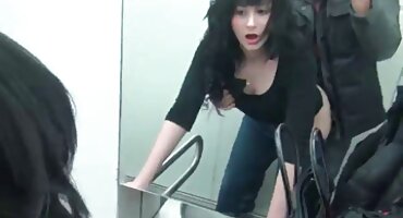 പക്വതയുള്ള വെളുത്തുള്ളി ആളൊന്നിൻറെ വലിയ കോഴി കീഴിൽ സ്ലിറ്റുകൾ ഇടുന്നു