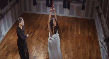 നാണംകുണുങ്ങിയായ പെണ്കുട്ടി സ്റ്റോക്കിംഗ്സില്