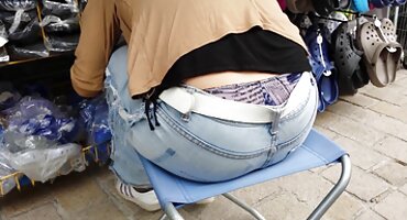 രണ്ട് ചെറുപ്പക്കാരായ കോഴികളാൽ നാശം