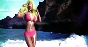 അവൻ സുന്ദരിയെ വളച്ചു, ചൂട് ഒരു ക്രസ്റ്റേഷ്യൻ സ്ഥാനത്ത് വെച്ചു