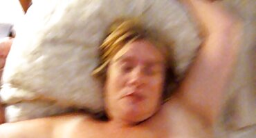 കുളത്തിലെ സേവകൻ അശ്രദ്ധമായി യുവ കാമുകി നട്ടു