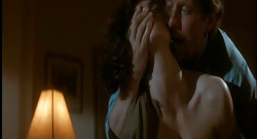 ഹ്രസ്വ മുടിയും വലിയ മുലകളും ഉള്ള മിൽഫ് ഒരു ആൺകുട്ടി