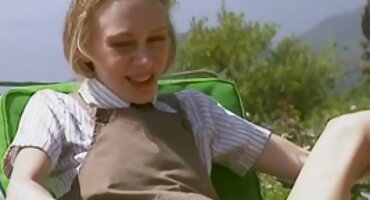 ഒരു മെലിഞ്ഞ സൌന്ദര്യത്തിന്റെ മലദ്വാരത്തിൽ നാശം, കഴുതയിൽ സ്പ്രേ ചെയ്തു