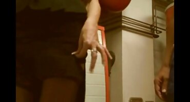 രണ്ട് കറുത്ത കോക്സിൽ ഒരു ബ്ലാക്ക് ടിറ്റിനായി ക്രമീകരിച്ചിരിക്കുന്നത്