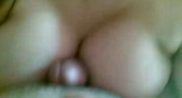 അവളുടെ കണ്ണുകൾ അടച്ച് അവൾ അവളുടെ വായിലും പുസ്സിയിലും സെക്സ് കളിപ്പാട്ടങ്ങൾ തള്ളുന്നു