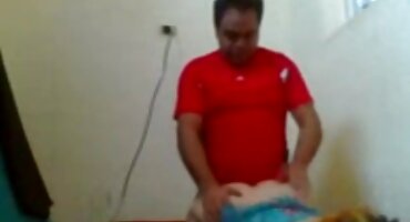 പെൺകുട്ടി അവളുടെ അടുക്കളയിൽ നിന്ന് സ്ട്രീമിംഗ് കഷണ്ടി