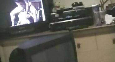 ഗ്ലാസുകൾ ഒരു പാവാട ധരിച്ച് വായിൽ നിന്ന് ലിംഗം പുറത്തേക്ക് വിടരുത്!