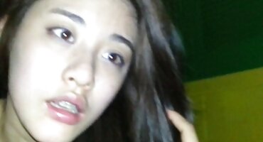 ലൈബ്രറിയിൽ, ഗ്ലാസുകൾ ആരോഗ്യകരമായ കോഴി കൊണ്ട് ലൈബ്രേറിയനെ ആശ്ചര്യപ്പെടുത്തി