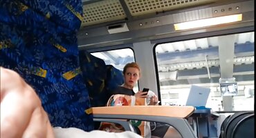 ഒരു ഡോഗി സ്ഥാനത്ത് അയൽക്കാരൻ അവളുടെ കഴുതയിൽ കോഴിയെ അനുവദിക്കുന്നു