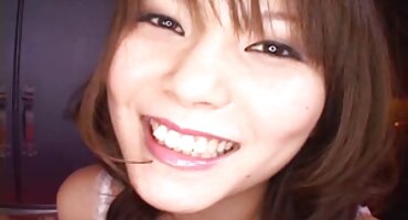 പക്വതയുള്ള സ്ത്രീ എഫ്എഫ്എം സെക്സിൽ ഒരു വെളുത്തുള്ളി കൊണ്ട് തൊലി കളയുന്നു.