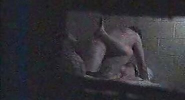 ലാറ്റിന ഹിപ്പി ഒരു കോഴി തൃപ്തിപ്പെടുത്തുന്നില്ല