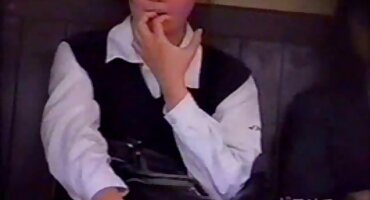 സ്റ്റോക്കിംഗിൽ ചൂടുള്ള ബ്ലെൻഡിനൊപ്പം മേശപ്പുറത്ത് അനൽ സെക്സ്