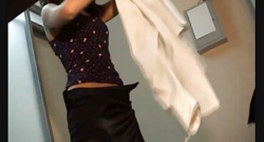 സുഹൃത്തിനൊപ്പം ഗുഡ് ലക്ക് നിന്ന് യുവ ബ്ലൊംദെ കുമ്മായം