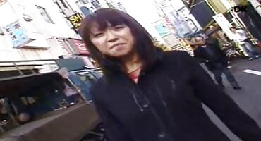 കറുത്ത സ്റ്റോക്കിംഗിൽ കർവി സജീവമായി ഒരു സുഹൃത്തിന്റെ കോഴി സവാരി ചെയ്യുന്നു