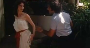 യൂനിഫോമിൽ ഒരു പെൺകുട്ടിയുടെ പുസ്സി വലിച്ചെറിഞ്ഞു