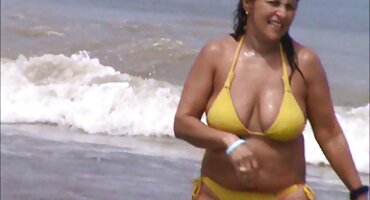 ടാറ്റൂ ഉപയോഗിച്ച് ഗ്ലാസുകളിൽ സുന്ദരിയായ പെൺകുട്ടി പ്രതിഭകൾ കാണിക്കുന്നു