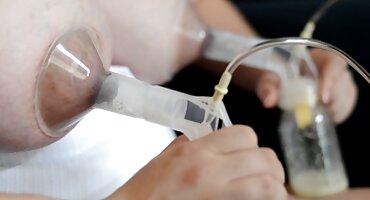 ഡ്യൂഡ് ആദ്യമായി അത്തരമൊരു ബസ്റ്റി മുലാട്ടോ