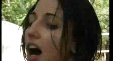 പ്രണയത്തിലായ ദമ്പതികൾ കിടക്കയിൽ പുതിയ പോസുകൾ പരീക്ഷിക്കുന്നു