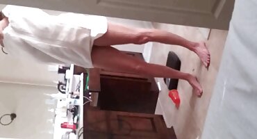 ഒരു ഡോഗി സ്റ്റൈൽ പൊസിഷനിൽ അവളുടെ ഷേവ് ചെയ്ത സമനിരപ്പുണ്ടാക്കി