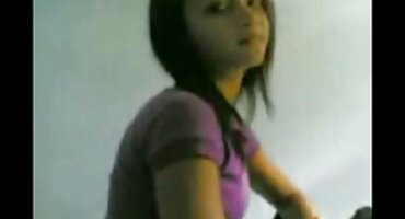 സ്റ്റോക്കിംഗിലെ പെൺകുട്ടി സ്വയം അടുക്കളയിൽ ഒരു ഫക്ക് നൽകുന്നു