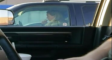 ലോക്കർ മുറിയിൽ എബണി സക്സസ് ഒരു മനോഹരമായ മനുഷ്യൻ നൽകുന്നു