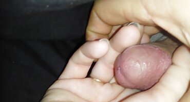 യൂണിഫോമില് മൂന്ന് പെണ്കുട്ടികളും ഒരു പോലീസുകാരനും