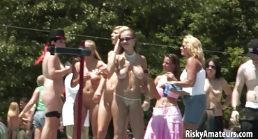 കൌമാര വേശ്യയെ ഒരു അത്ഭുതകരമായ നൃത്തം ബ്ളോഗ് നൽകുന്നു