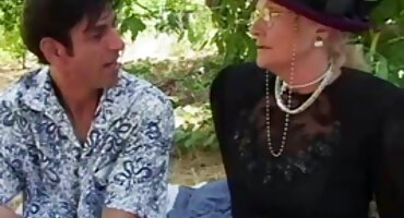 പെണ്കുട്ടിയുടെ മൃദുവായ പൂറ്റിലേക്ക് ആ മനുഷ്യന് ഫാലസ് വലിച്ചെറിഞ്ഞു