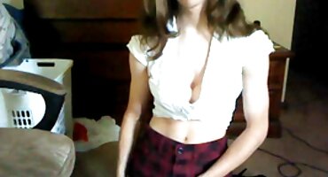 പെൺകുട്ടി അവളുടെ കഴുത്തിൽ ഒരു കോഴി ഉണ്ട് ഒരു ത്രിശങ്കു സമയത്ത്