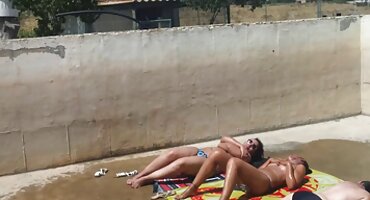 വെളുത്ത ഷീറ്റുകളിൽ ലെസ്ബിയൻ സ്റ്റേജ് സെക്സ് യുദ്ധങ്ങൾ