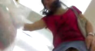 ആൺകുട്ടികൾ ടെസ്റ്റ് പെൺകുട്ടികൾ ശക്തി സോഫയിൽ രണ്ട് കോക്സ്