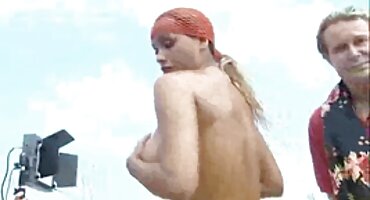 ക്യാമറയ്ക്ക് മുന്നിൽ പരസ്പരം കെട്ടിപ്പിടിച്ച് നഗ്നരായി നിൽക്കുന്ന സഹോദരിമാർ