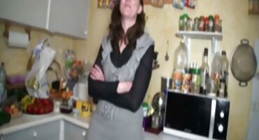 വ്യത്യസ്ത പോസുകളിൽ ഒരു സമനിരപ്പിൽ ഗ്യാങ് ബാംഗ് നിന്ന് ചൂടുള്ള മോഹങ്ങൾ