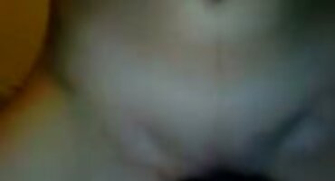 നല്ല കഴുതയുമായി പെൺകുട്ടി മേശപ്പുറത്ത് ലൈംഗികത കാണിക്കുന്നു