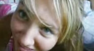 വെളുത്ത പെൺകുട്ടി രണ്ട് കറുത്ത കോഴി നിന്ന് നെടുവീർപ്പിട്ടു