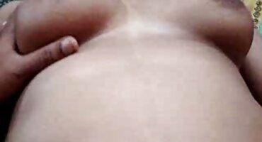 ചെവിയിൽ യുവതി കാറിൽ ബ്ളോഗ് നൽകുന്നു