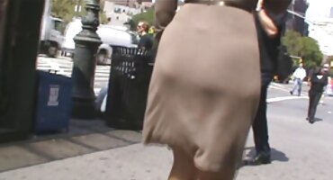 ഒരു പെണ്കുട്ടിയുടെ കഴുതയെ അടിവസ്ത്രമില്ലാത്ത കിണറാക്കി മാറ്റുന്നു