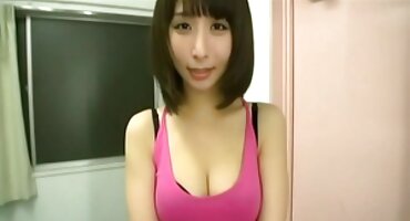 ബലമില്ലാതെ ഒരു വലിയ കറുത്ത കോഴി ഉപേക്ഷിക്കുന്നു