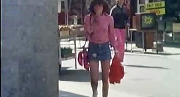 ബിക്കിനിയിൽ ബുസ്റ്റി പെൺകുട്ടിക്ക് ഓർഗാസമോ ടി രതിമൂർച്ഛ