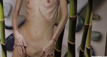 അവൾ ഒരു മനുഷ്യന്റെ മുന്നിൽ തിരിഞ്ഞ് അവനെ അവളുടെ കഴുതയാക്കി മാറ്റി.