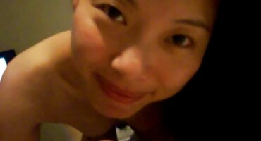 ബെഡ്ഡിൽ കിടക്കുന്ന ലെഗ്ഗിന്ഗ്സ് ആൻഡ് ഷർട്ട് കോയിഡ്