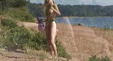 ലാറ്റിന അവളുടെ കാലുകൾ പരത്തുന്നു ഒരു വലിയ ഇണചേരൽ ഒരു ജ്യൂസ് സമനിരപ്പുണ്ടാക്കുക