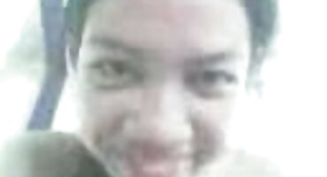 സുന്ദരിയായ പെൺകുട്ടി ഒരു ആൺകുട്ടിയുടെ കോഴിയിൽ ചാടുന്നു